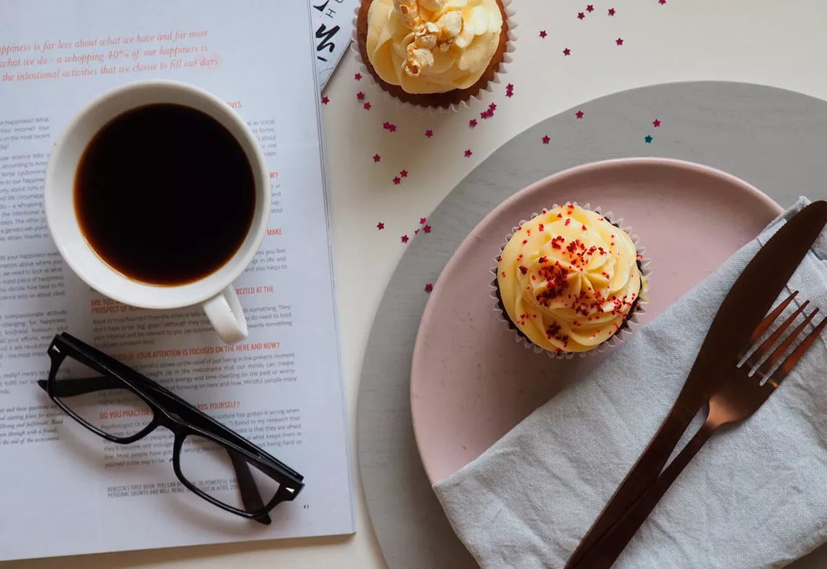 Un postre acompañado de un café