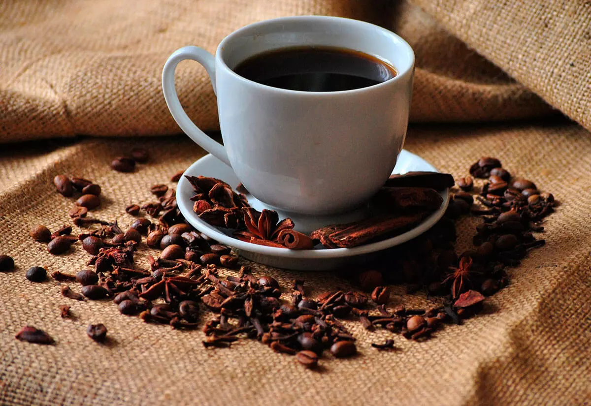Una taza de café sobre una mesa elegante