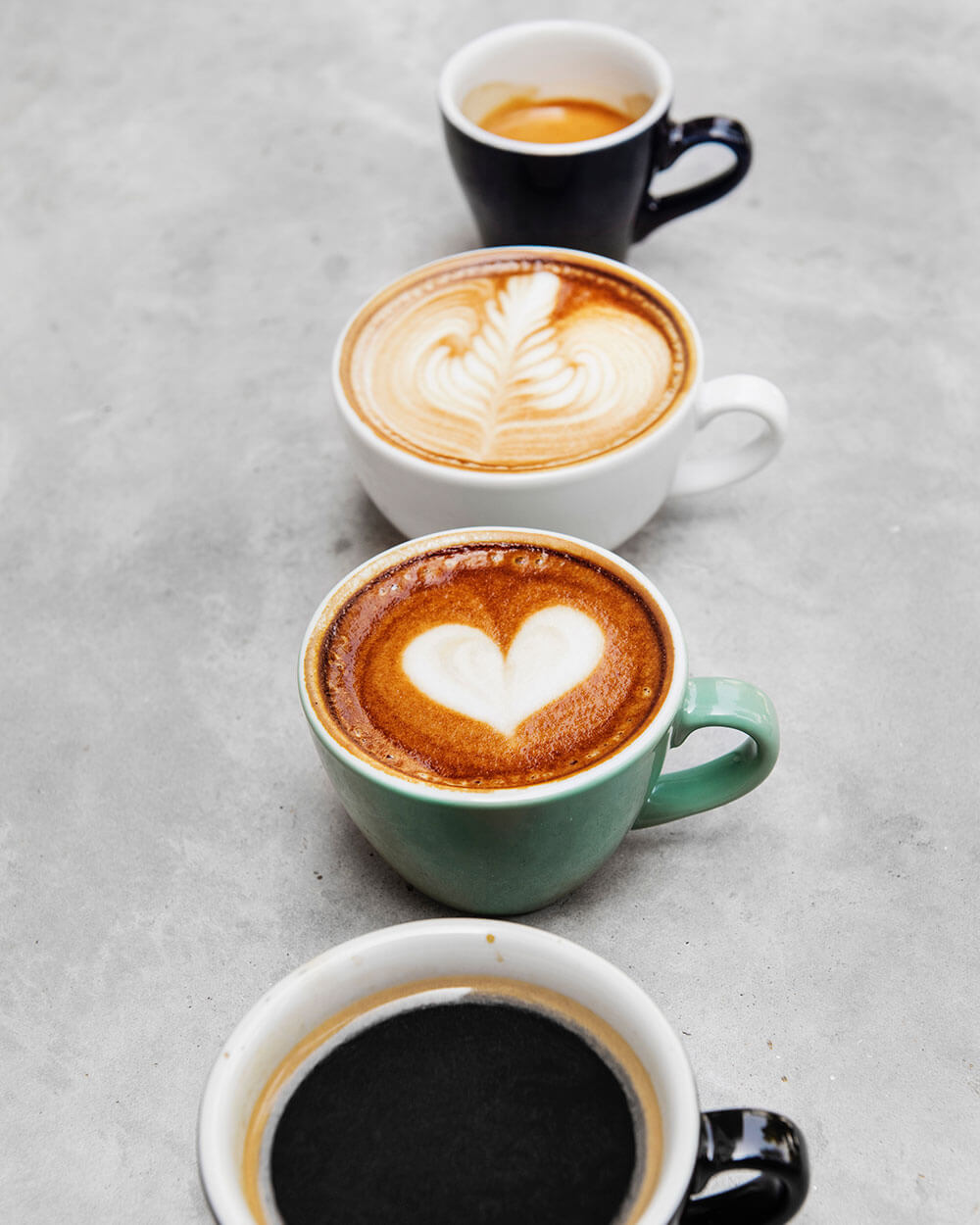 Dos tazas de café con distintos diseños